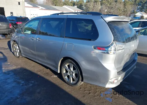 2012 Toyota Sienna Se 8 Passenger z USA, uszkodzony, nr VIN 5TDXK3DC7CS265790